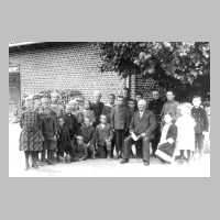 061-0037 Klassenbild der Volksschule Leisswienen um 1920.jpg